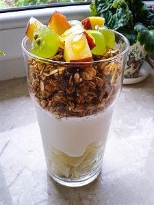 Domowa granola w warstwowym śniadaniu z owocami