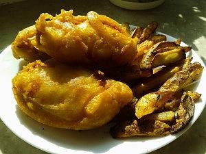 Tradycyjny fish & chips z piekarnika z rybą i ziemniakami
