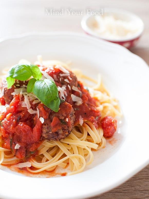 Spaghetti z pulpetami z fasoli w sosie pomidorowym