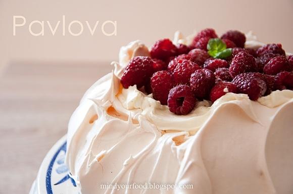 Pavlova z waniliowym kremem mascarpone i malinami