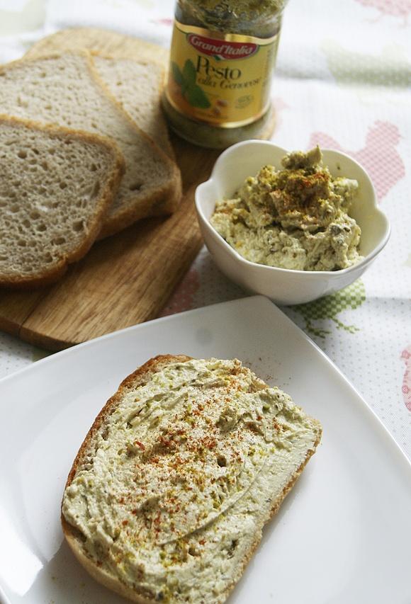 Pasta kanapkowa z pesto i pistacjami