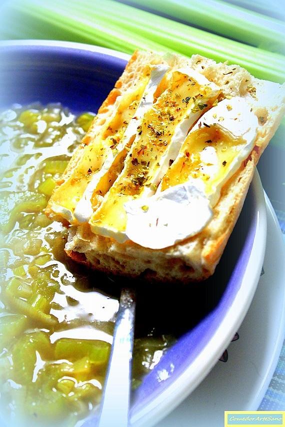 Zupa z selera i pan croutons z camembertem