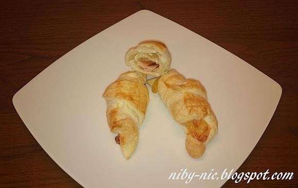 Croissant z serem i szynką
