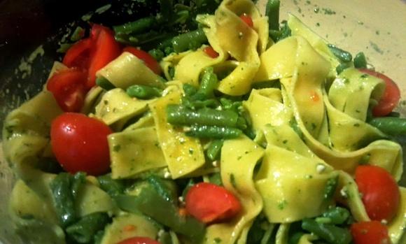 Świeży makaron z pesto bazyliowym i fasolką szparagową