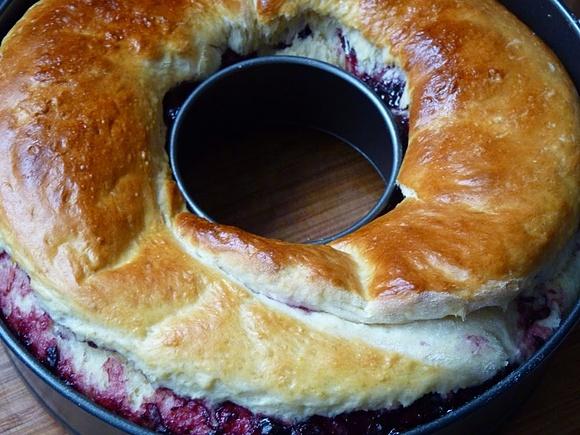 Drożdżowe ciasto z porzeczkami i kruszonką