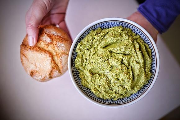 Zielony hummus ze świeżym młodym jęczmieniem
