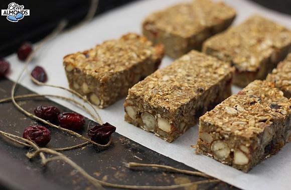 Zdrowe wegańskie batony granola z orzechami i płatkami owsianymi