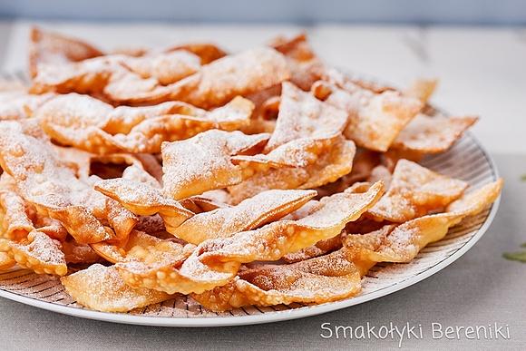 Faworki chrust - kruche ciastka z ciasta śmietanowego smażone na tłuszczu