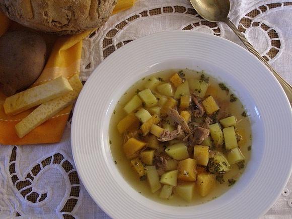 Zupa z brukwi na gęsinie i przypomniane warzywa