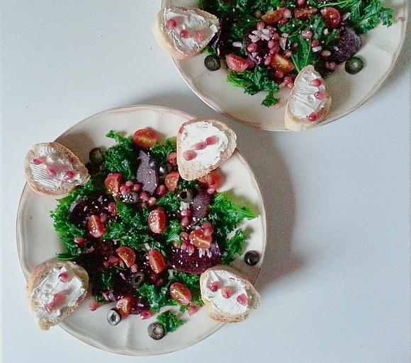 Fit sałatka z buraczków i jarmużu z dressingiem balsamiczno-sezamowym