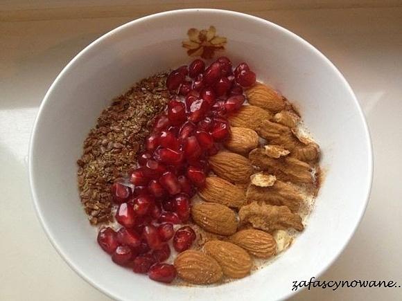 Owsianka z granatem i orzechami