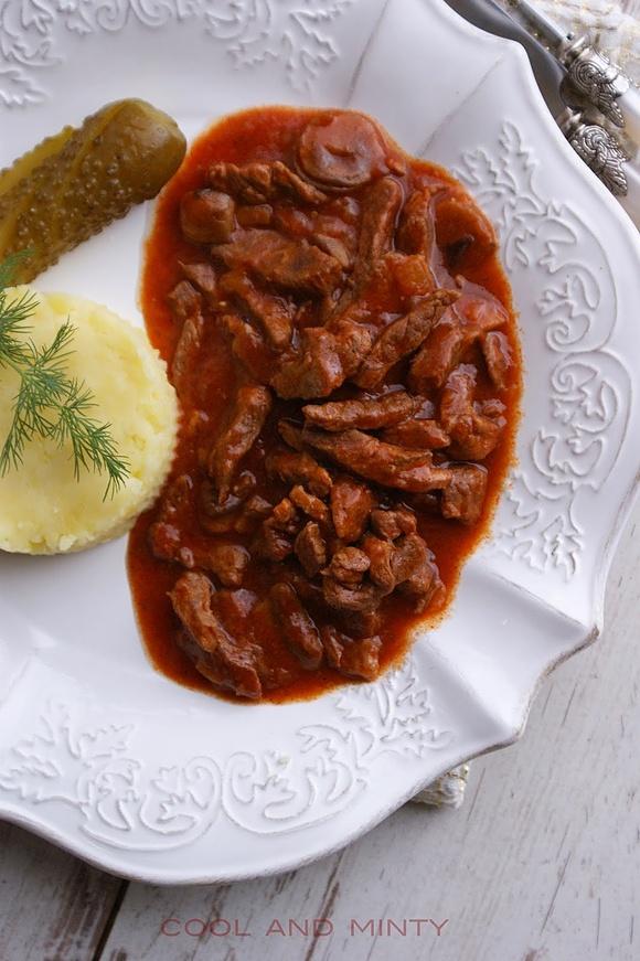 Boeuf Stroganow - klasyczny rosyjski gulasz wołowy z pieczarkami