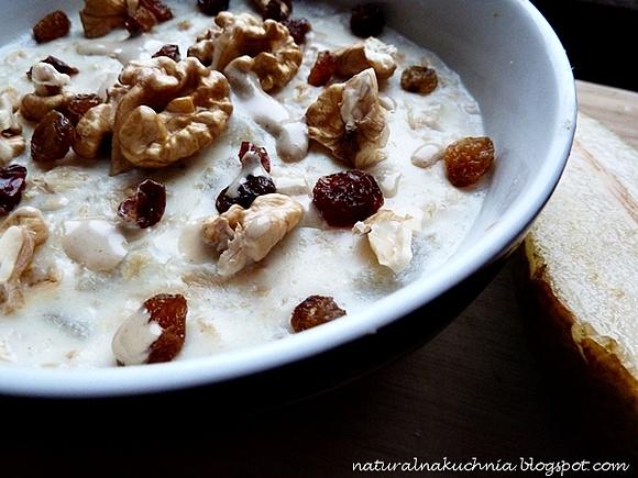 Owsianka chałwowa z gruszką i tahini