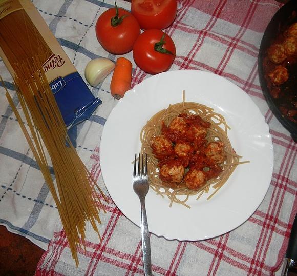 Razowy makaron z pulpecikami drobiowymi w sosie bolognese