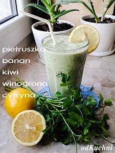Koktajl z pietruszki, banana, kiwi, winogron i cytryny
