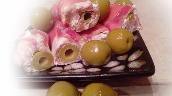 Roladki z szynki parmeńskiej z serkiem i oliwkami