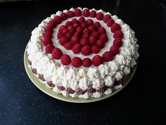 Tort czekoladowo-śmietanowy z malinami