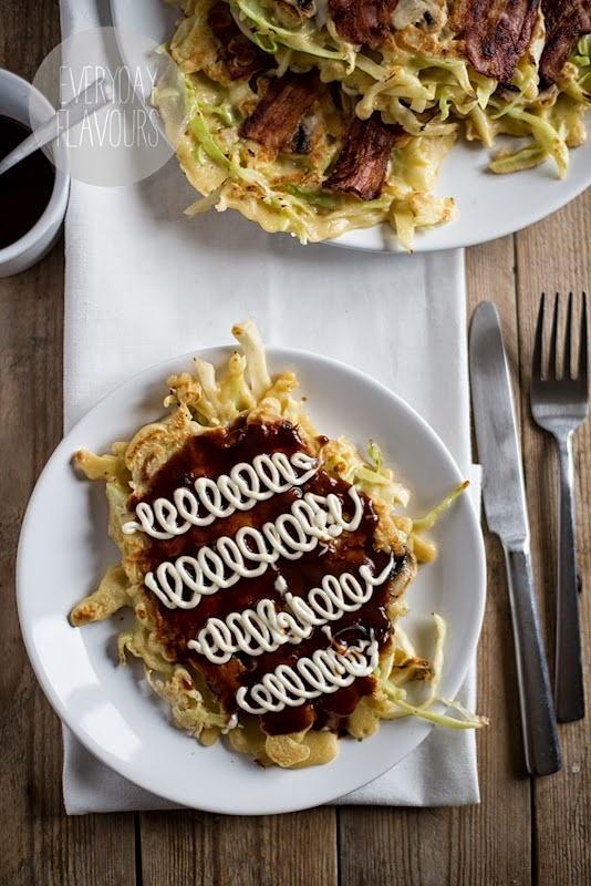 Okonomiyaki japoński naleśnik z kapustą i dodatkami