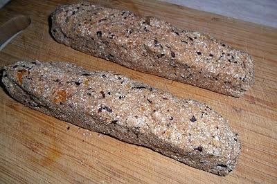 Ciasteczka ze śliwek, moreli i ziaren z mąką kokosową raw