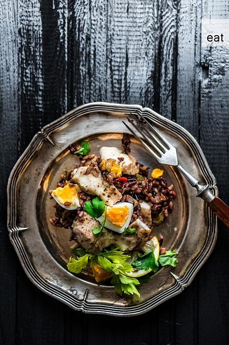 Pilaw z czerwonego ryżu z tołpygą selerem chilli i jajkiem