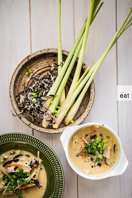 Tajska zupa Tom Kha z kurczakiem i mlekiem kokosowym
