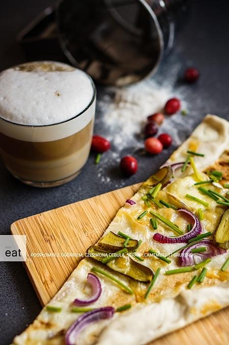Podpłomyk z czerwoną cebulą ogórkiem serem camembert i gruyère