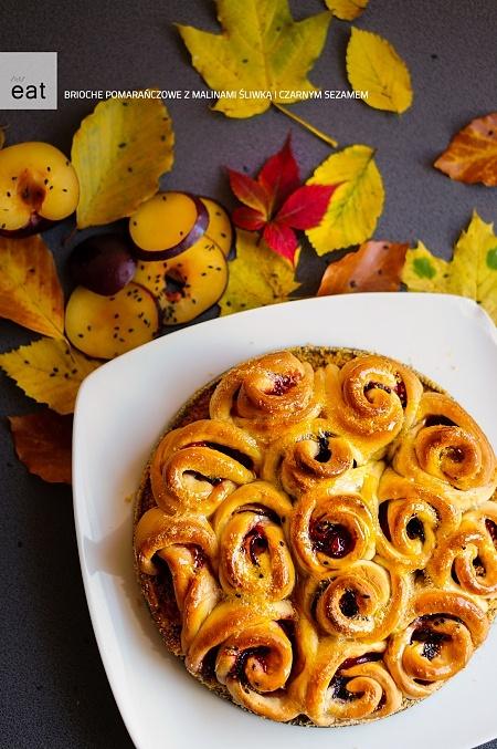 Brioche pomarańczowe z malinami, śliwką i czarnym sezamem