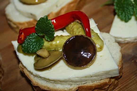 Podlaska bruschetta z serkiem korycińskim i grzybami