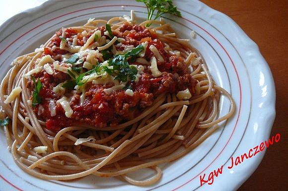 Spaghetti z mięsem i sosem pomidorowym