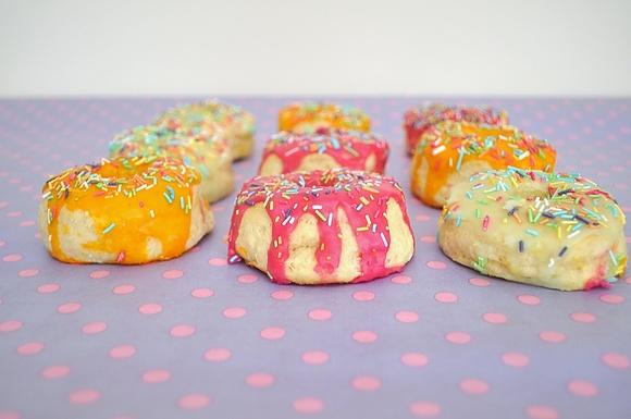 Pieczone donuty z kolorowym lukrem i ciastem drożdżowym