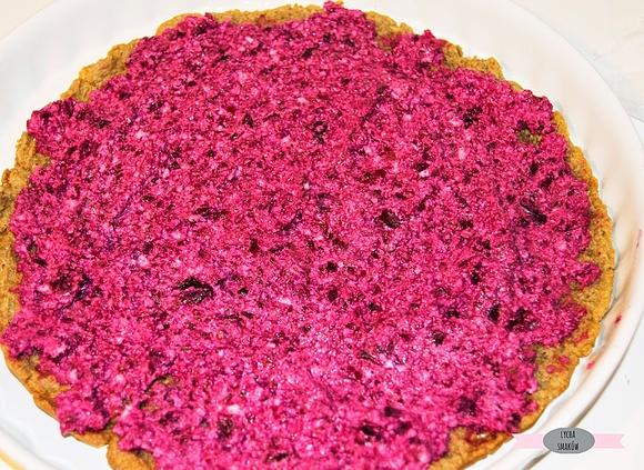 Tarta z buraków i tofu na spodzie z kaszy jaglanej