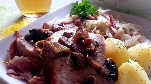 Pieczony schab z boczkiem i pieczarkami z surówką z białej kapusty