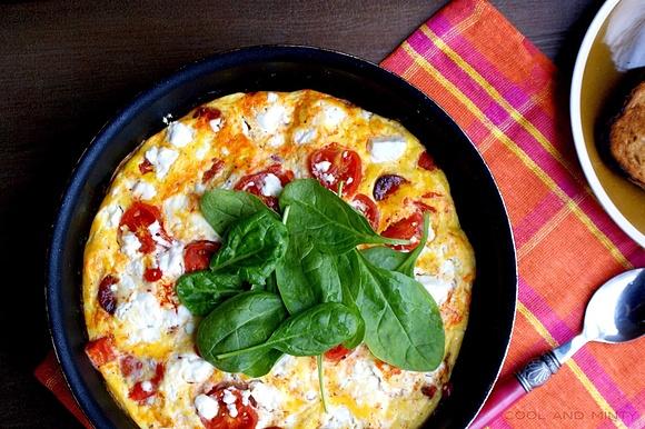 Frittata z chorizo i pomidorkami cherry