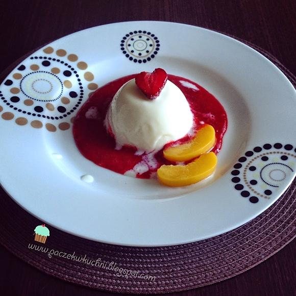 Dietetyczna panna cotta z musem truskawkowym