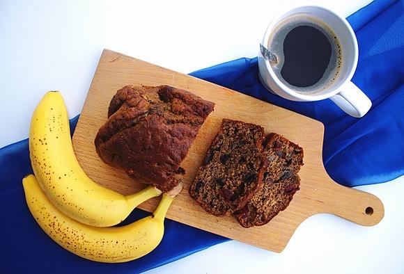 Chlebek bananowy z orzechami i cynamonem