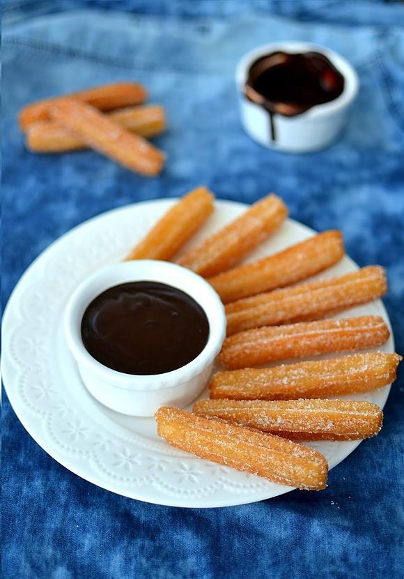 Churros - hiszpańskie słodkie pręciki z ciasta parzonego