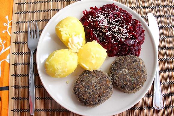 Burgery pieczarkowe z czarnej soczewicy