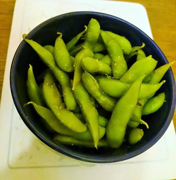 Edamame - zdrowa japońska przekąska z niedojrzałych strąków soi