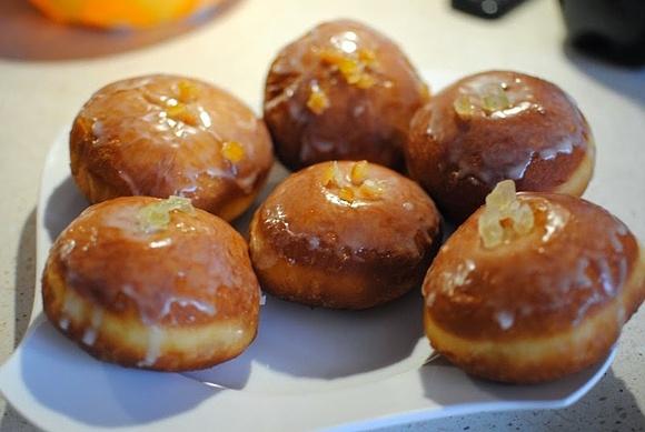 Domowe pączki z lukrem i marmoladą różaną