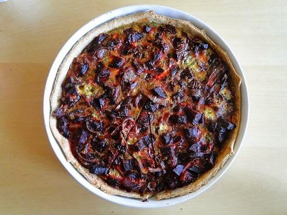 Tarta z pieczonymi burakami, czerwoną cebulą i gorgonzolą