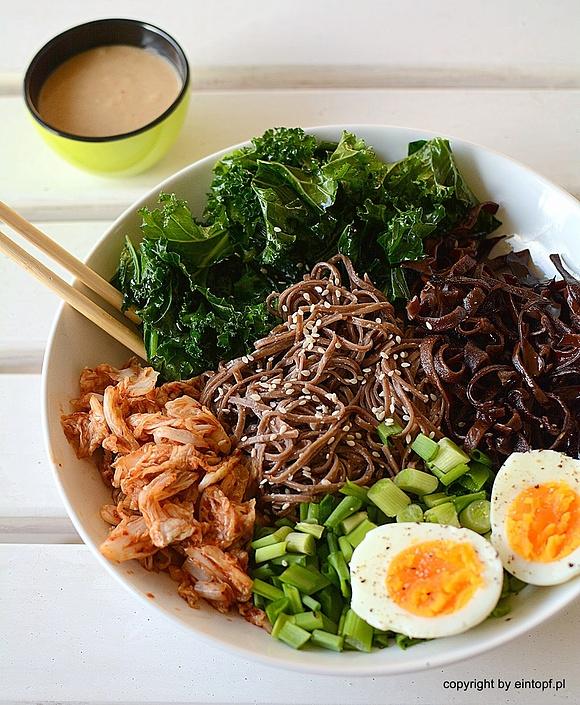 Makaron soba z jarmużem, kimchi, grzybami mun i sosem tahini