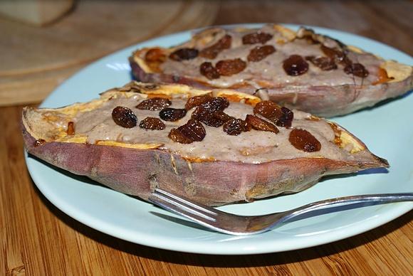 Pieczone bataty z masłem orzechowym i bakaliami