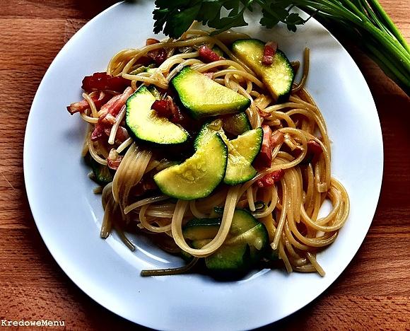 Spaghetti z cukinią i boczkiem w sosie carbonara