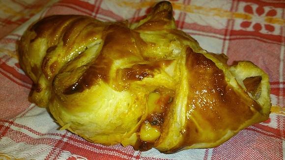 Parówki z meksykańskim czatnejem zapiekane w cieście francuskim