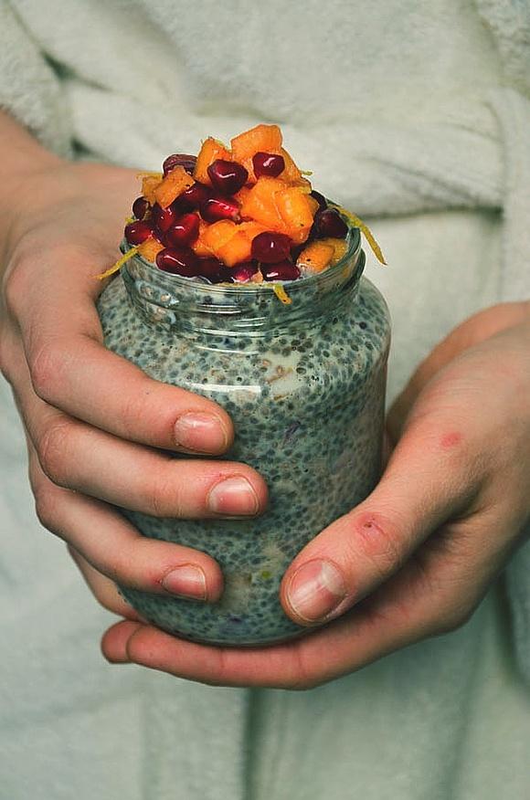 Aromatyczny pudding chia z granatem i persymoną