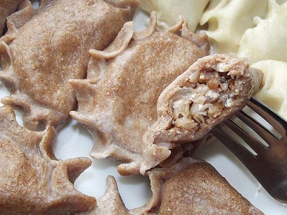 Pierogi pełnoziarniste z kaszą gryczaną, serem i orzechami