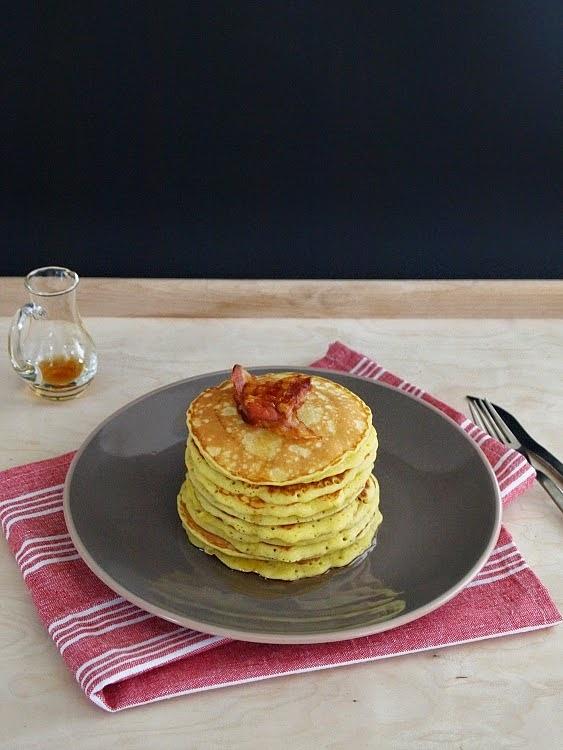 Amerykańskie pancakes z bekonem i syropem klonowym