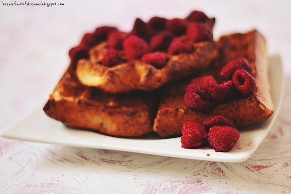 Waniliowe gofry z malinami i odżywką białkową