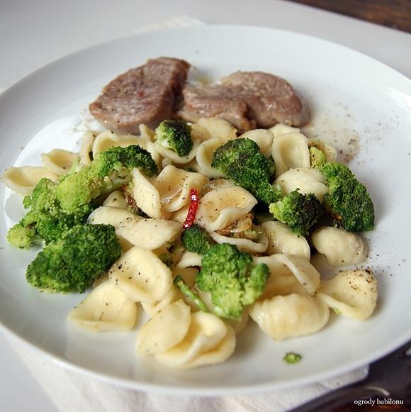 Pieczona polędwiczka z orecchiette i brokułami