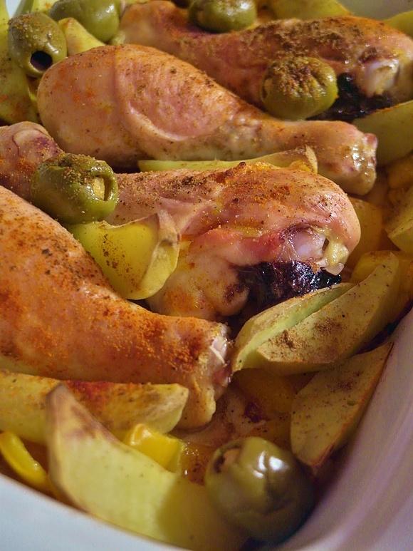 Pieczone podudzia z kurczaka z warzywami i oliwkami